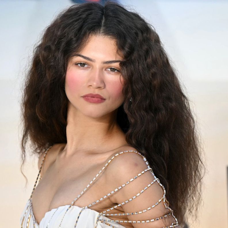 بلاشر الفراولة بأسلوب غلوسي على طريقة النجمة Zendaya