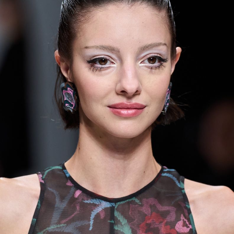  عارضة دار Giorgio Armani