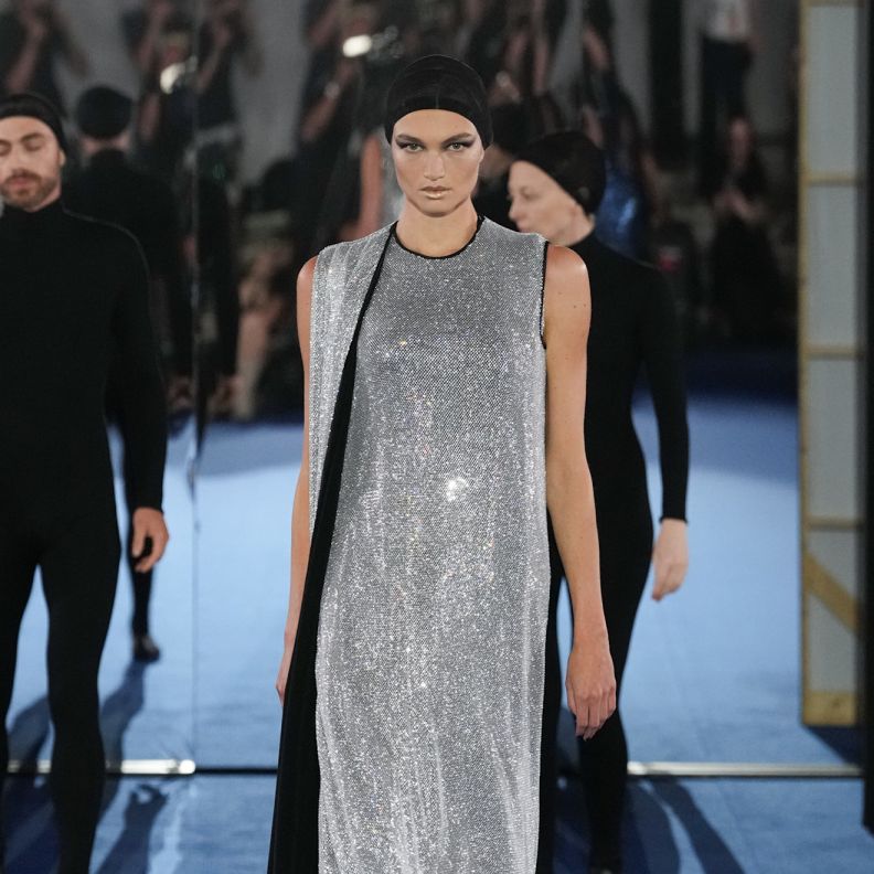  الفضي يفرض حضوره في عرض Alexis Mabille