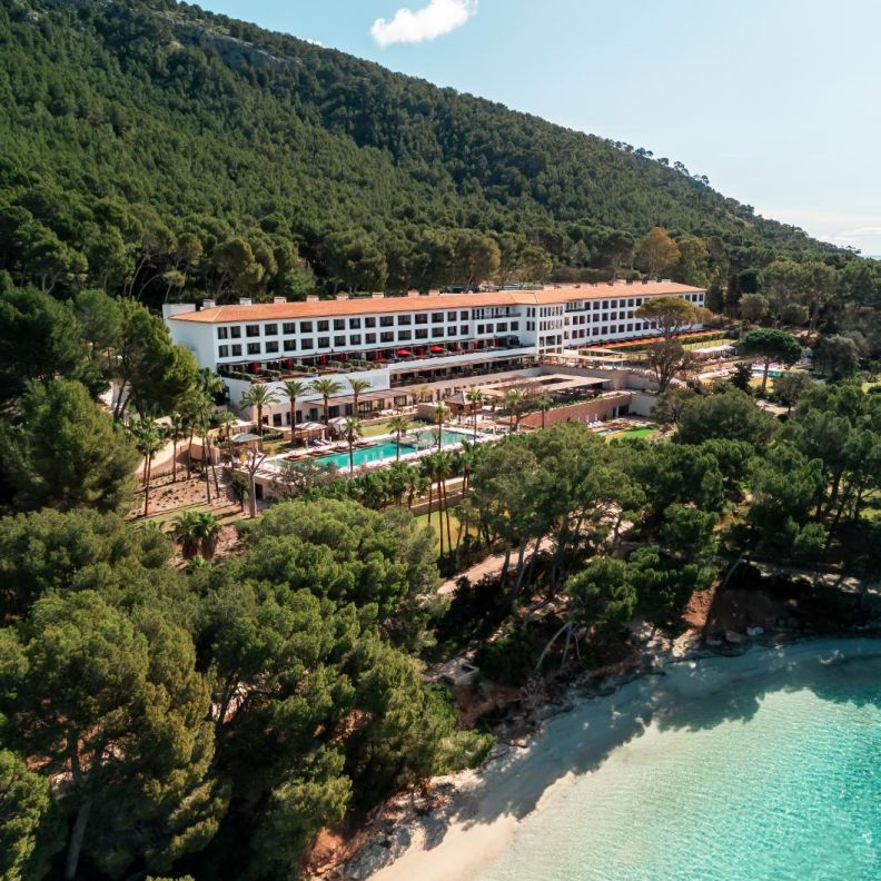 العافية بإطلالة جديدة.. دافني لامبرتس تطلق ALAM Reserve في Four Seasons Resort Mallorca at Formentor