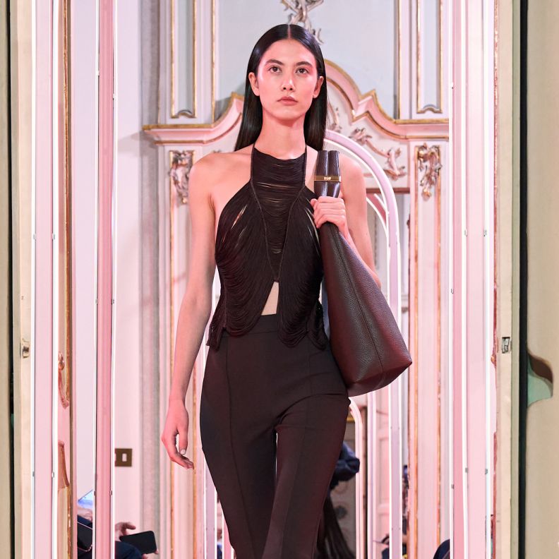 تنسيق عصري مميز لسروال الكابري مع كعب الكيتن Elisabetta Franchi 