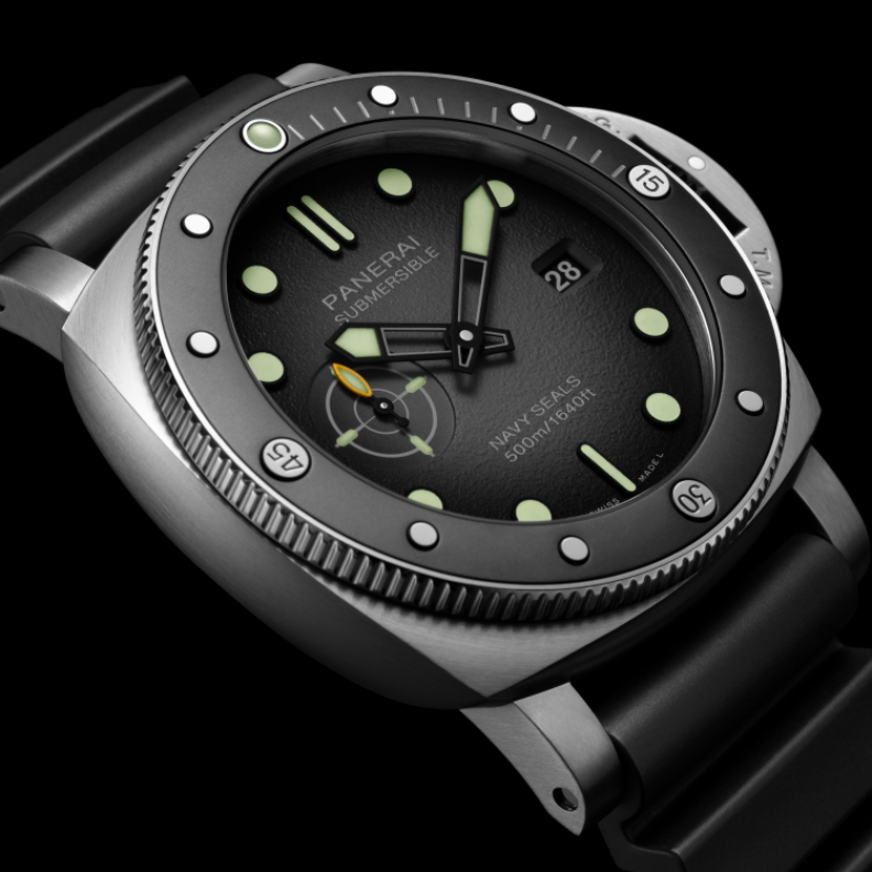 بانيراي تزيح الستار عن ساعة Submersible PAM01756 للغوص