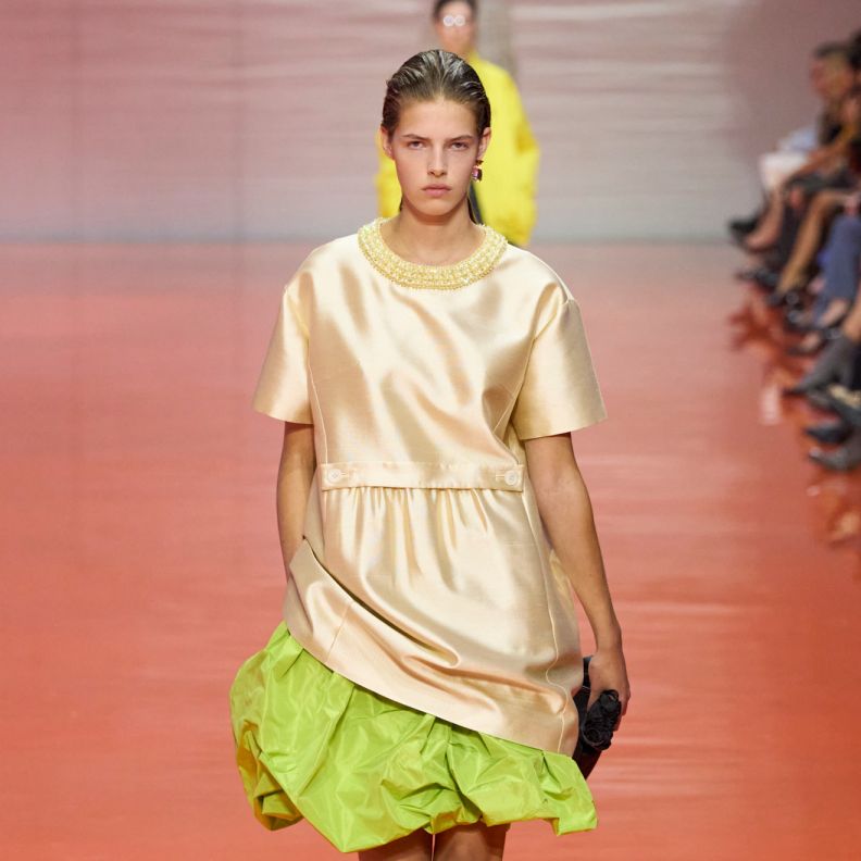 صيحة تنورة البالون من Prada 