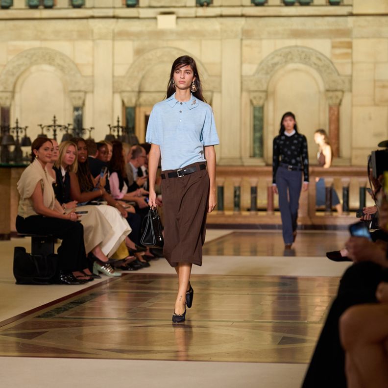 من مجموعة "توري بورش" ‏Tory Burch‏ لربيع وصيف 2026 للملابس الجاهزة