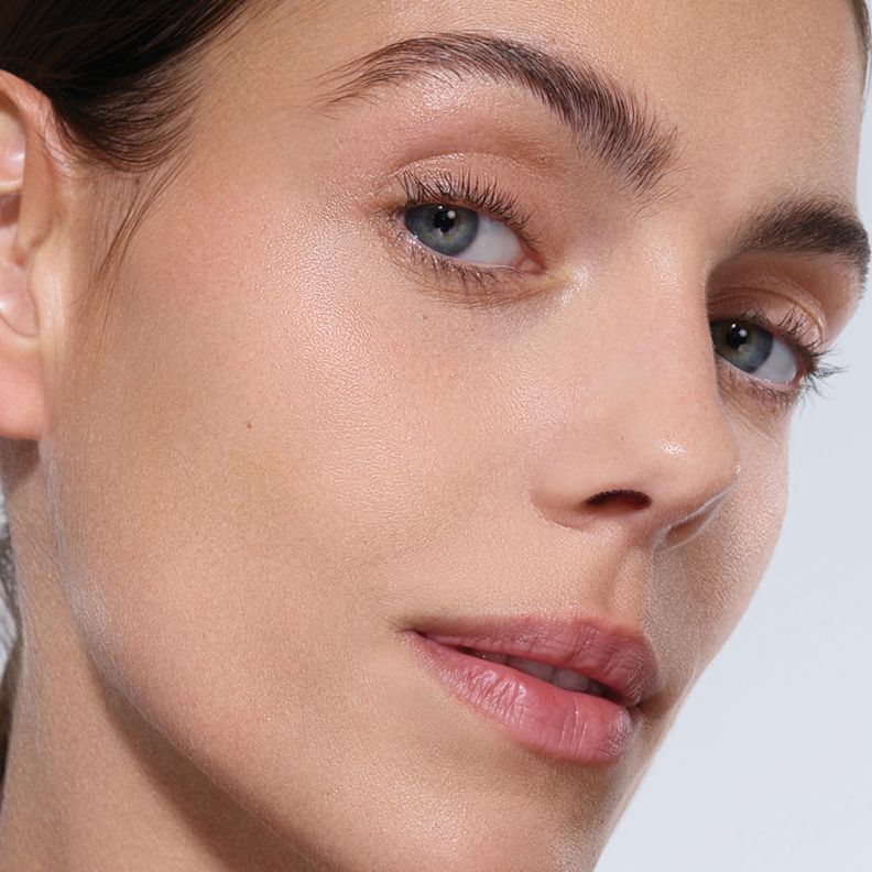 3 منتجات من Benefit Cosmetics لبشرة متوهجة وحواجب مثالية