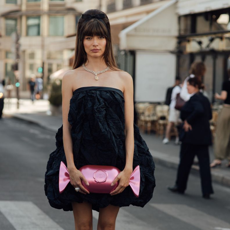إطلالة بطابع أنثوي رومانسي من شوارع باريس