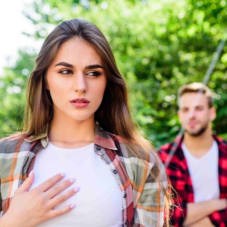اعرفي كيف يرى الرجل المرأة الغامضة وهل يفضلها عن تلك الواضحة