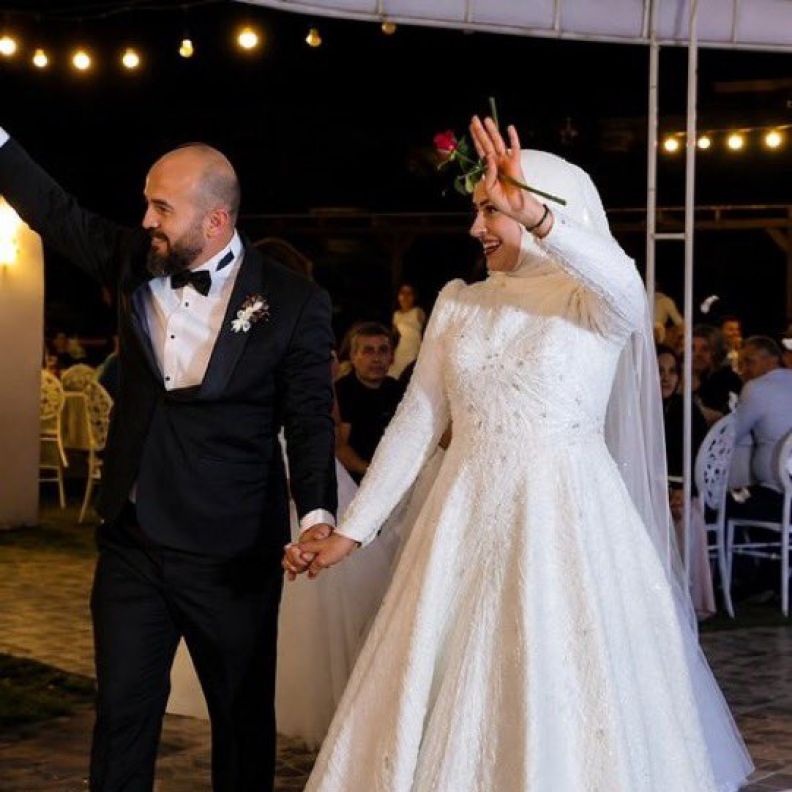 بوراك أوزجيفيت يرد على جدل غيابه وزوجته عن زفاف شقيقته