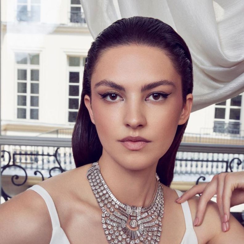 Photographed at L'École de Van Cleef & Arpels, Place Vendôme — 2022 Style & Art Direction @rrobymoda Photographer @luismonteirophotography Model @eva.malte @elitemodelworld