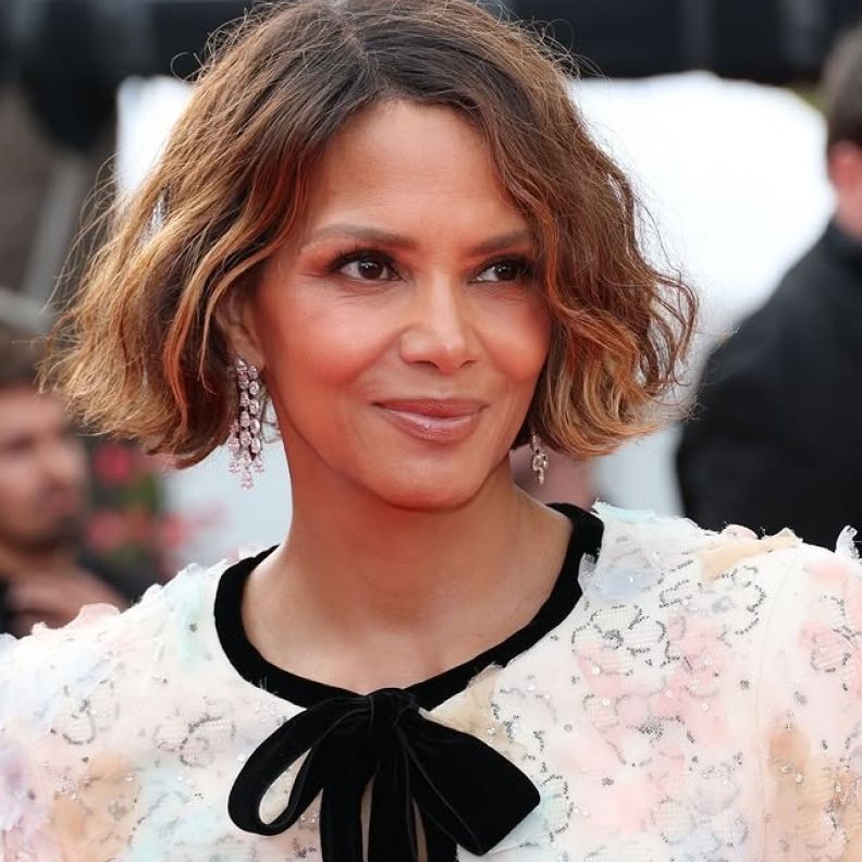 إطلالة Halle Berry برسمات المكياج الوردي