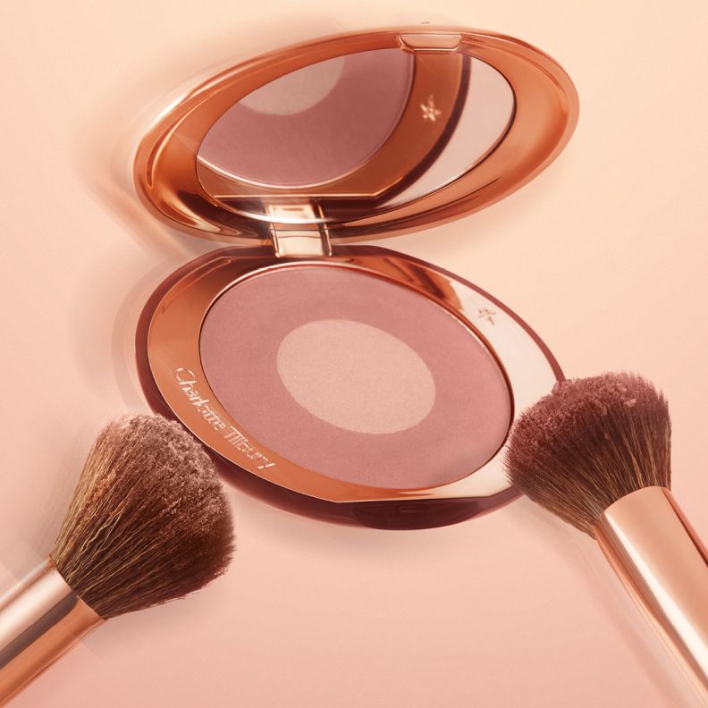 شارلوت تلبوري تطلق Airbrush Flawless الجديدة.. بودرة وبلاش بلمسة Airbrushed