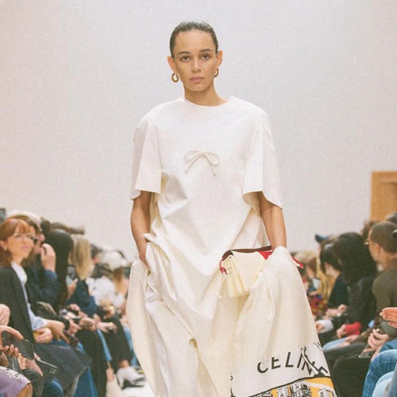  تدرجات اللون الأبيض والكريمي في إطلالة من Celine