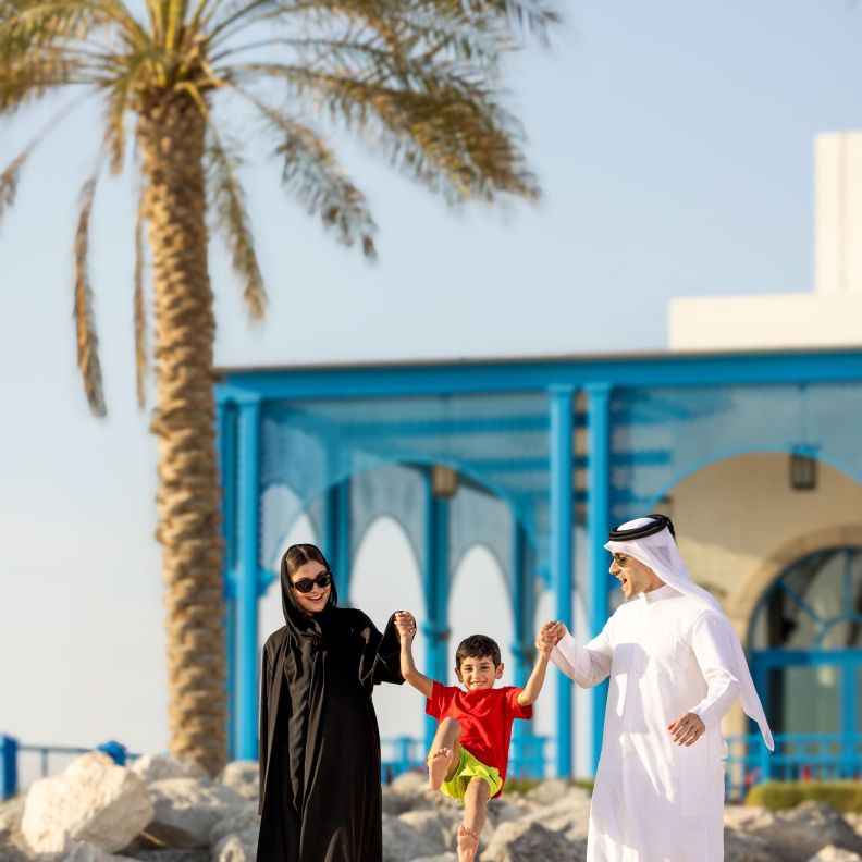 فعالية “Glow Safely This Summer” في حديقة شلالات الصحراء بمنتجع وفلل هيلتون شاطئ سلوى في قطر