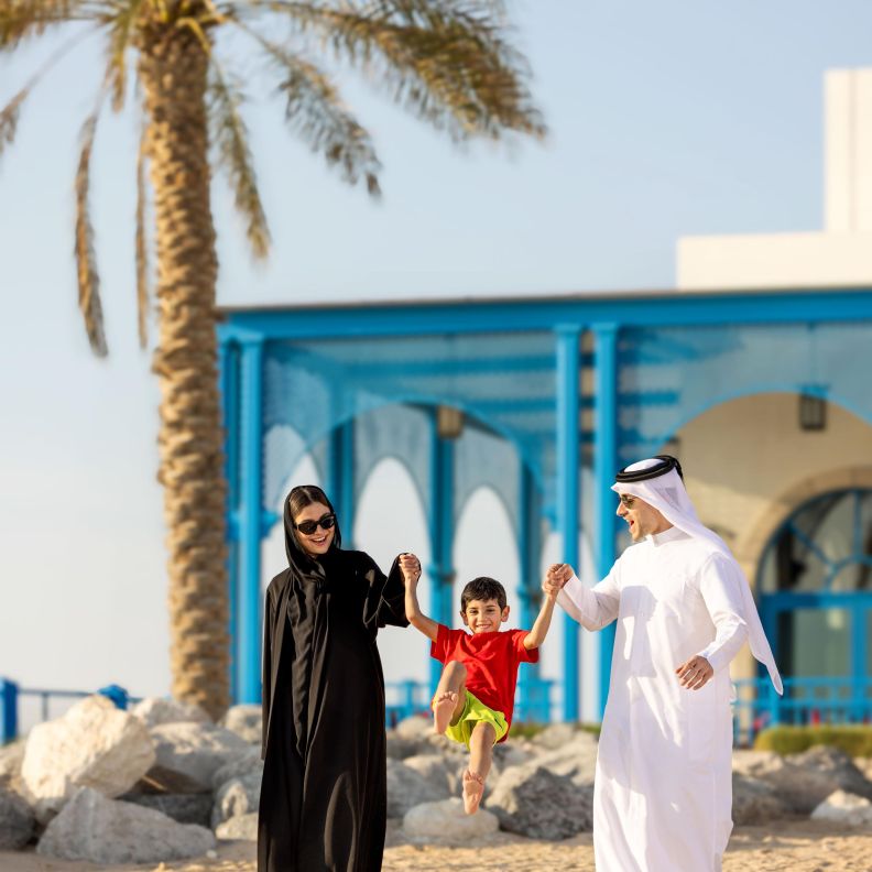 فعالية “Glow Safely This Summer” في حديقة شلالات الصحراء بمنتجع وفلل هيلتون شاطئ سلوى في قطر