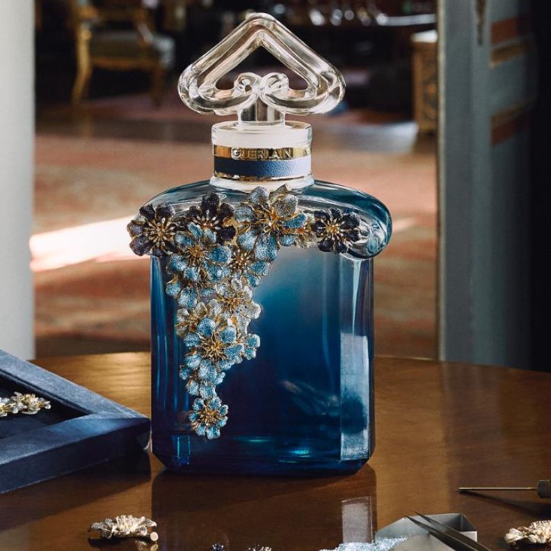 جيرلان تحتفي بإطلاق عطر «لور بلو» بتحفة فنية استثنائية من توقيع بيجوم خان