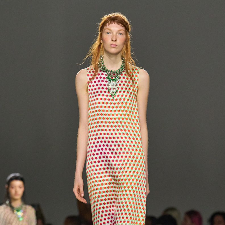 ألوان نقاط من موضة الصيف تصميم Van Noten 