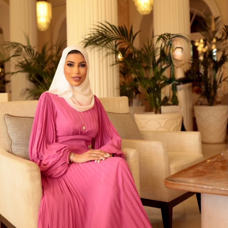 لدكتورة الإماراتية أمينة نبيل، جرّاحة التجميل ومالكة عيادة "لا فوغ" في دبي