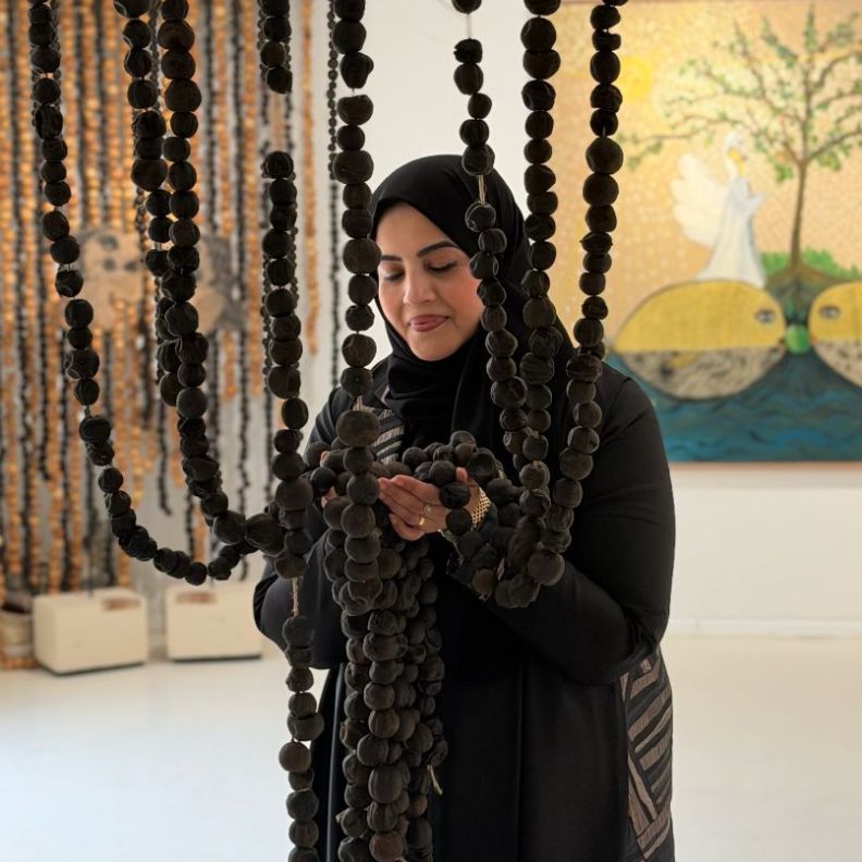 الفنانة تغريد البقشي لـ"هي": معرض "اللومية" يعيد قراءة رمز من ذاكرة الأحساء بمشاركة 11 فنانًا