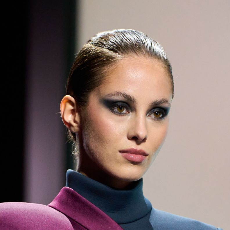 إطلالات مكياج كحلية وداكنة من دار Pierre Cardin