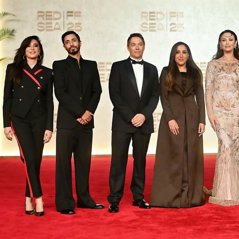 رئيسة مجلس أمناء مؤسسة البحر الأحمر السينمائي جمانا الراشد مع لجنة تحكيم الأفلام الطويلة في الدروة الخامسة من المهرجان