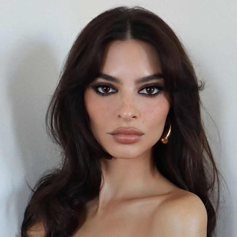 رسمات المكياج الدخاني والغلوسي بأسلوب Emily Ratajkowski