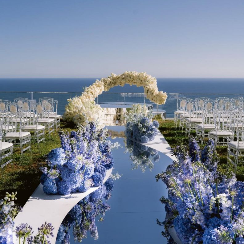 روعة الزهور الزرقاء - الصورة من صفحة @ Wedding Decor Inspiration