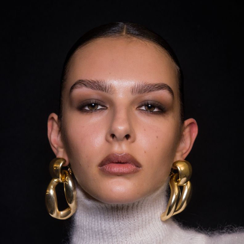 مكياج التسعينات مع الآيلاينر الرفيع من دار Luisa Spagnoli