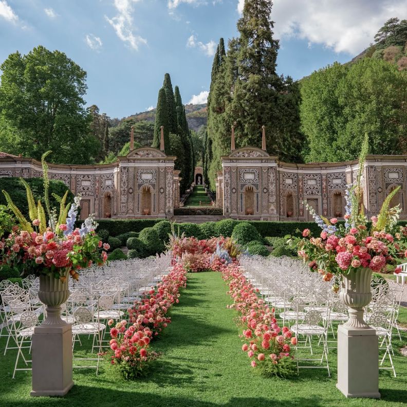 ممر ساحر بالوردي – الصورة من The Lake Como Wedding Planner