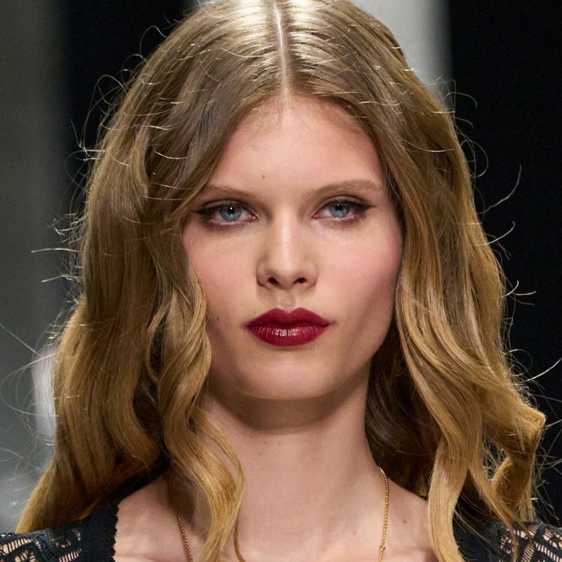 الوان احمر الشفاه القوي بتدرجات كرزية من دار Dolce Gabbana