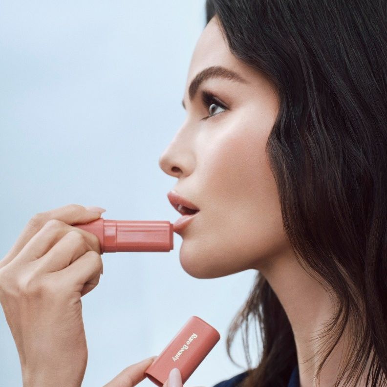  FIND COMFORT LIP BUTTER من علامة RARE BEAUTY