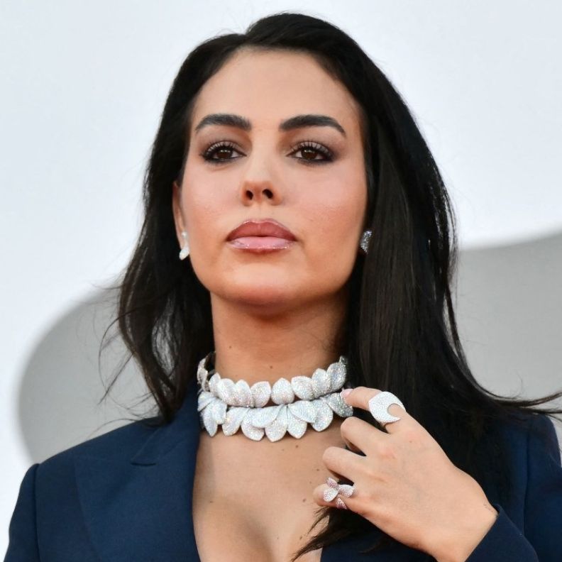 جورجينا رودريغز تعود الى مهرجان فينيسيا السينمائي 2026 بجمال إستثنائي