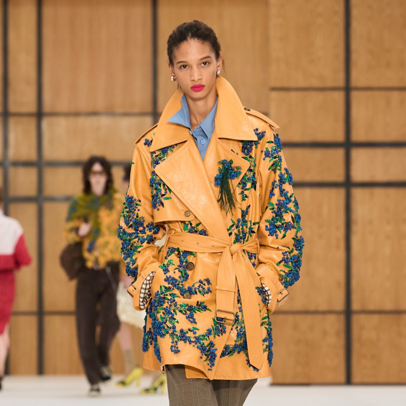 حين يلين الإرث.. "دانييل لي" يفتح أبواب Burberry للعفوية في ربيع وصيف 2027