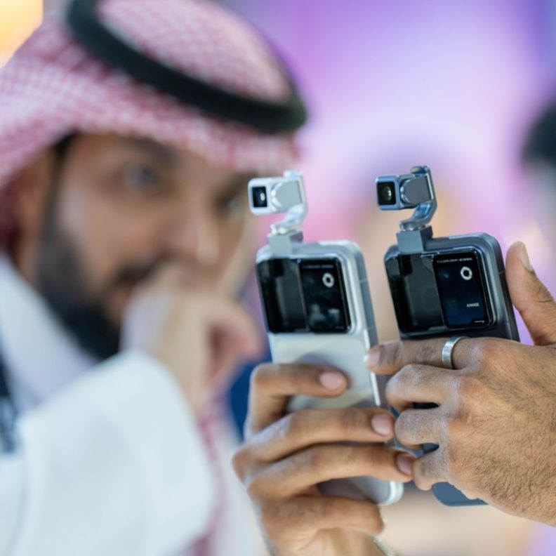 HONOR تكشف عن أول هاتف روبوتي في العالم Robot Phone خلال LEAP 2026