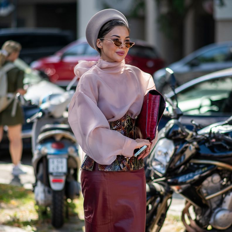 Pencil Skirt‏ باللون الخمري من شوارع ميلان