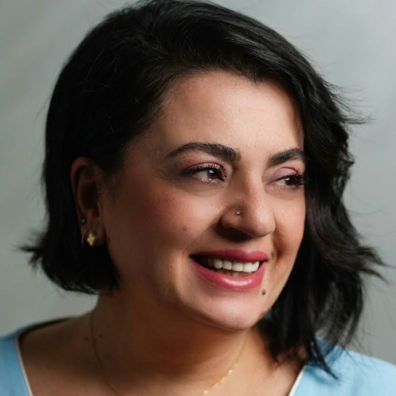  خبيرة التجميل المعتمدة وخبيرة البشرة