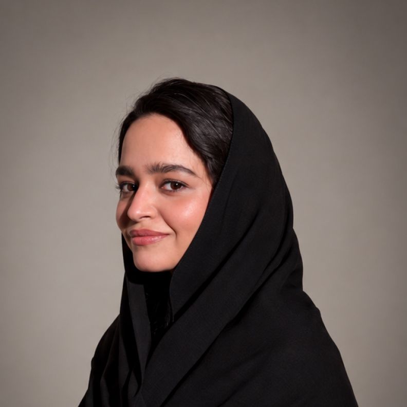 نوف الصالح تروي كيف تحوّل الأمثال الشعبية والذاكرة السعودية إلى أعمال فنية