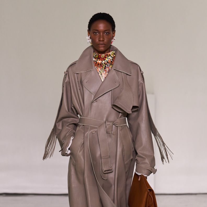 إطلالة بحذاء مفتوح من الخلف من ‏Bottega Veneta