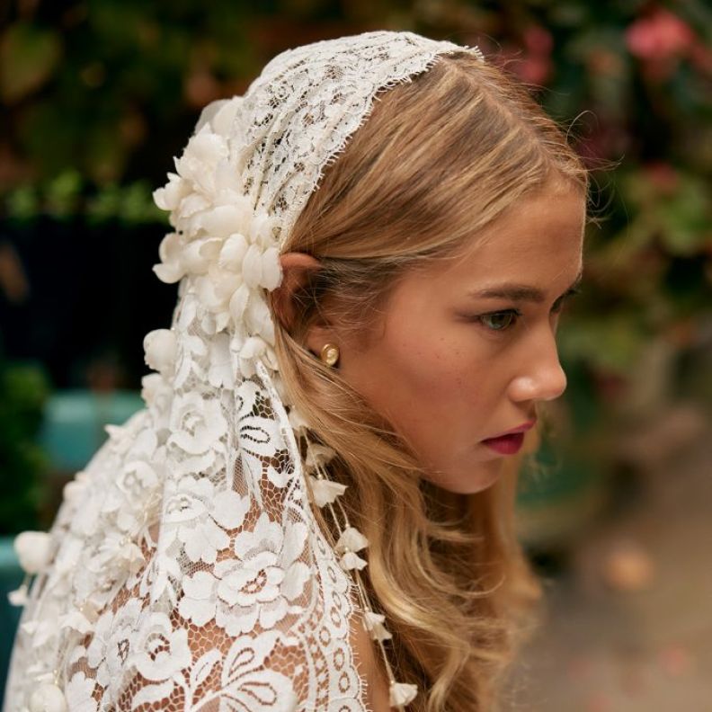 طرحة Moonflower Lace Juliet Cap Veil من دار Erica Elizabeth