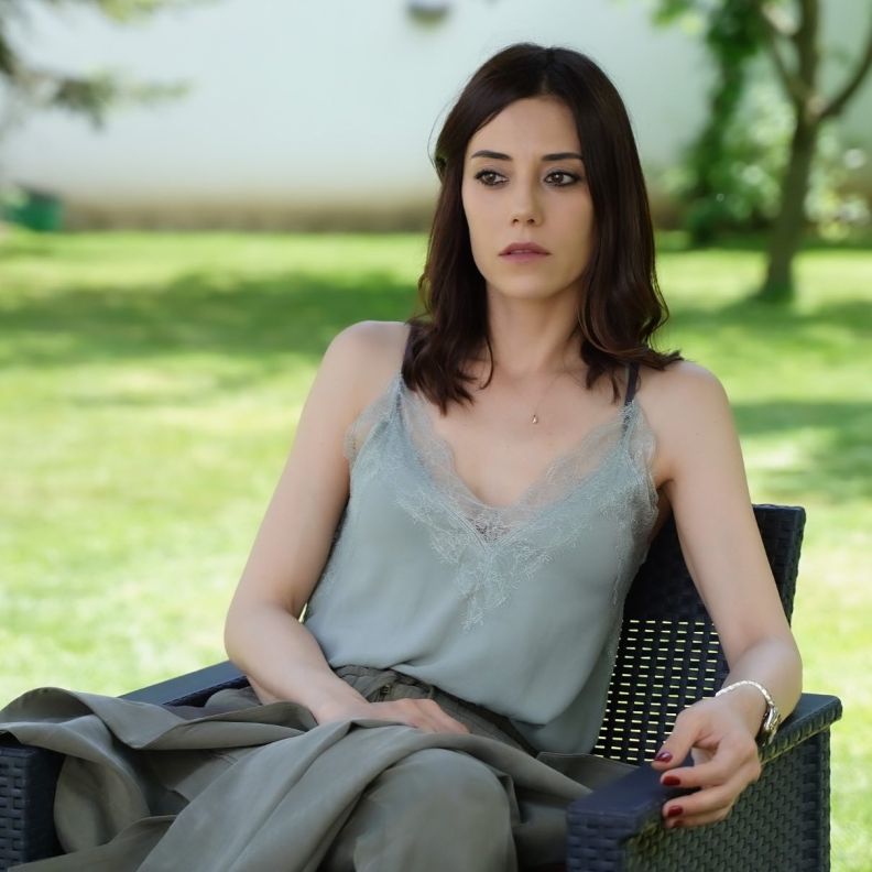 جانسو ديري بطلة مسلسل Sadakatsiz الخائن