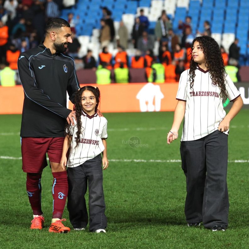 مكة وكيان تحتفلان مع والدهما محمد صلاح بفوز طرابزون 