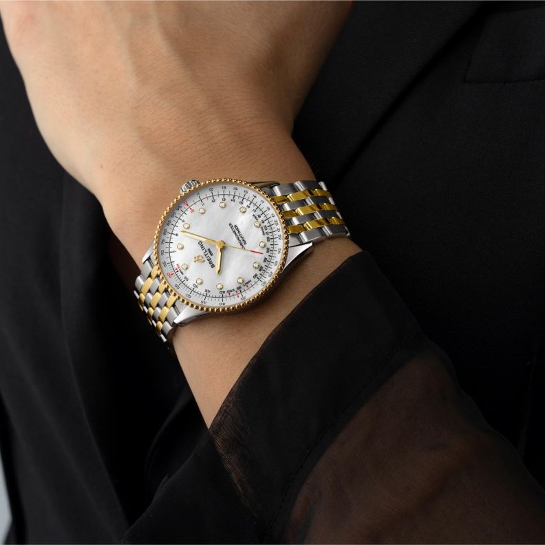 ميناء عرق اللؤلؤ يمنح ساعة Navitimer Automatic 36 من Breitling بريقاً ناعماً