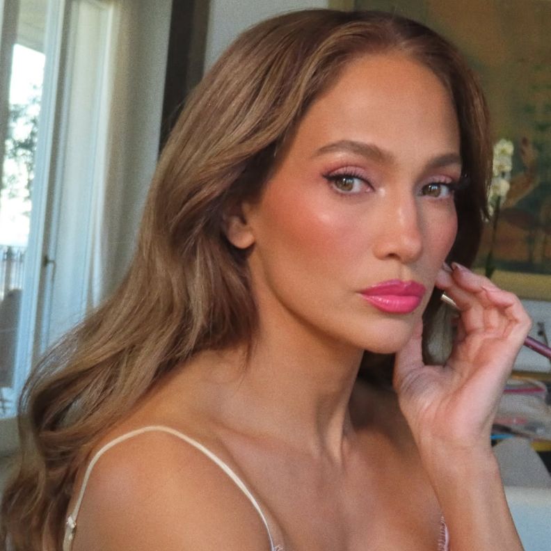 الوان احمر الشفاه القوية والوردية بأسلوب Jennifer Lopez- الصورة من حساب Justine Marjan على انستغرام