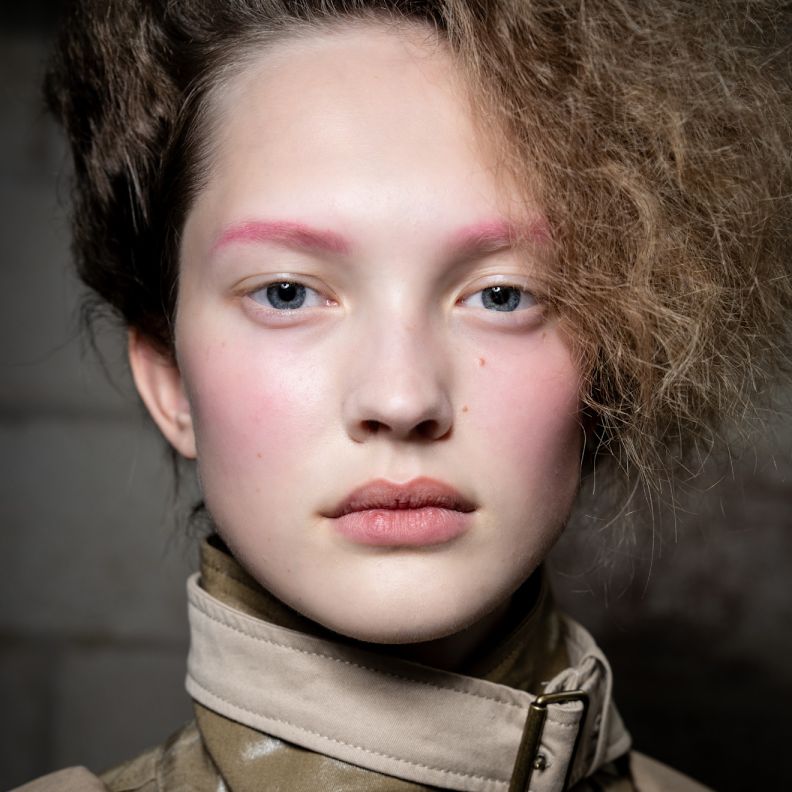 موضة الحواجب الملونة بتدرجات زهرية من دار Acne Studios