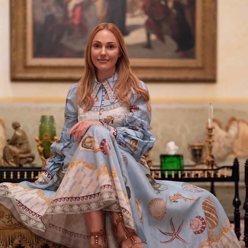 إطلالات مريم أوزرلي النهارية: أناقة شرقية بألوان غنيّة وتطريزات لافتة