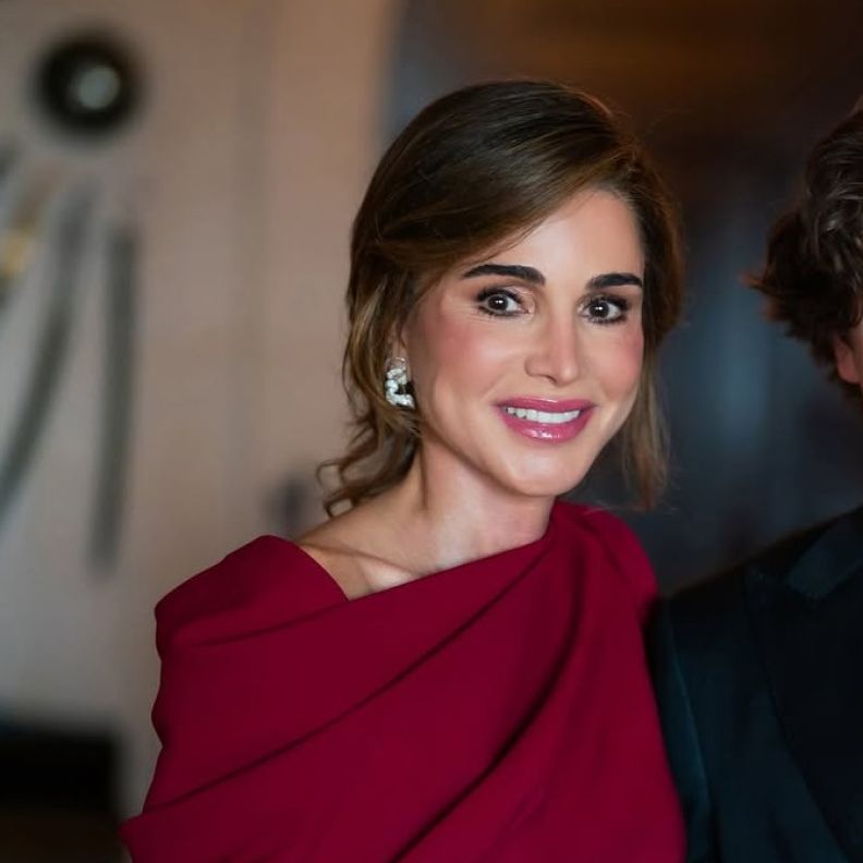 الملكة رانيا تعيد المكياج الوردي بلمسة ذهبية في أحدث إطلالاتها