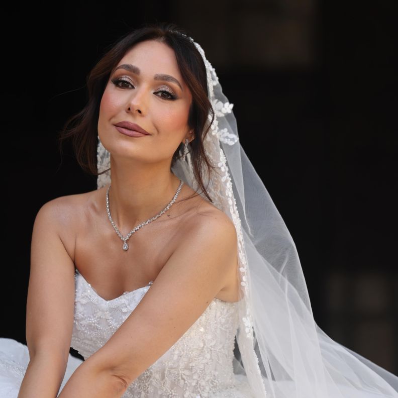 مكياج رنا كرم.. إشراقة ناعمة وعيون برونزية