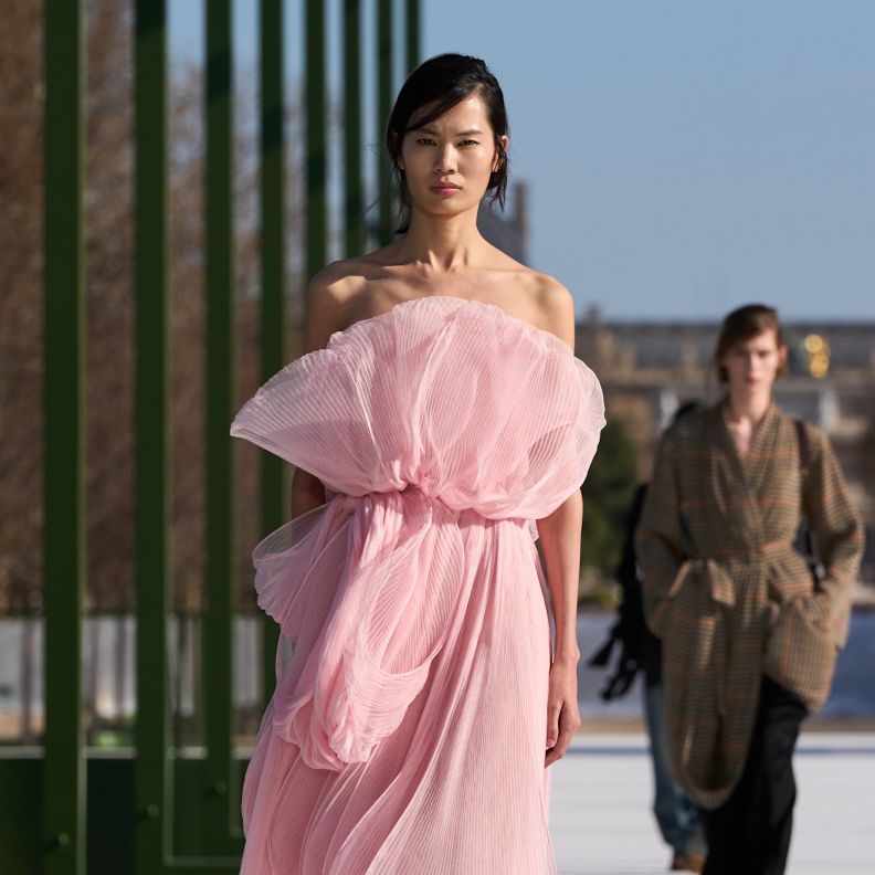  فستان أنثوي زهري من Christian Dior