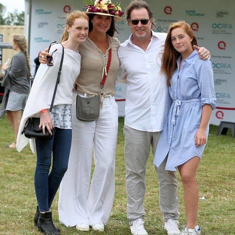 بروك شيلدز (52 عاما) متألقة مع زوجها وابنتيها خلال حضورهم لنشاط خيري