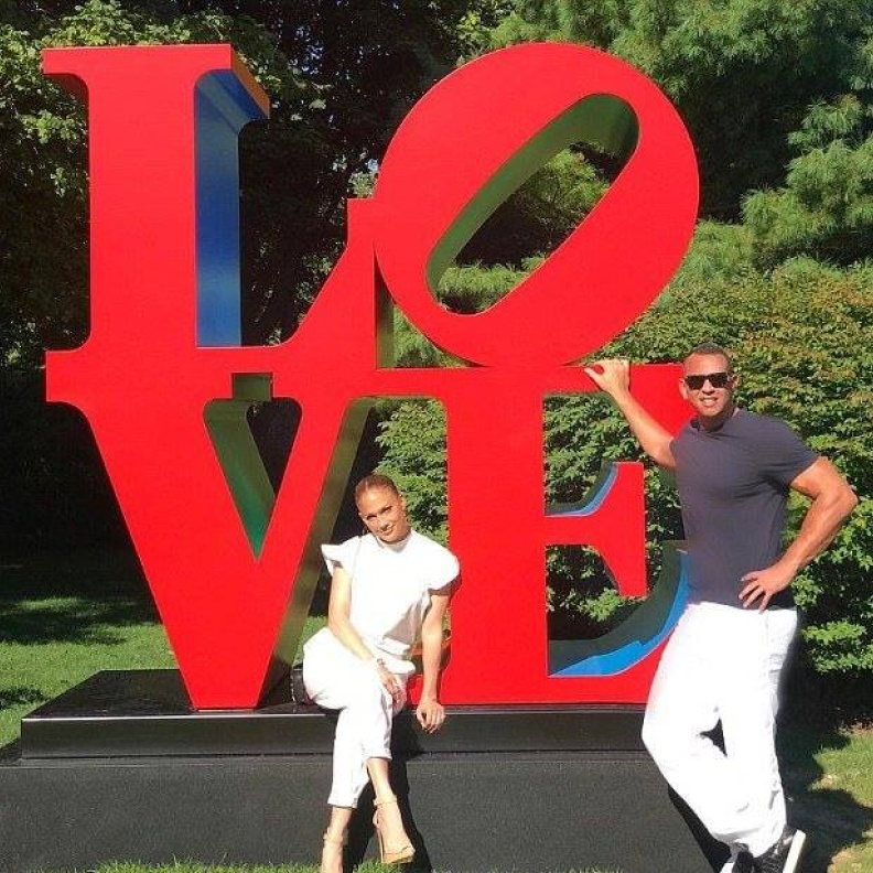 كلمة واحدة تجمع بين جنيفير لوبيز وصديقها اليكس رودريغوز هي "الحب" عبر صورهما التي نشرها على حسابه على الانستقرام