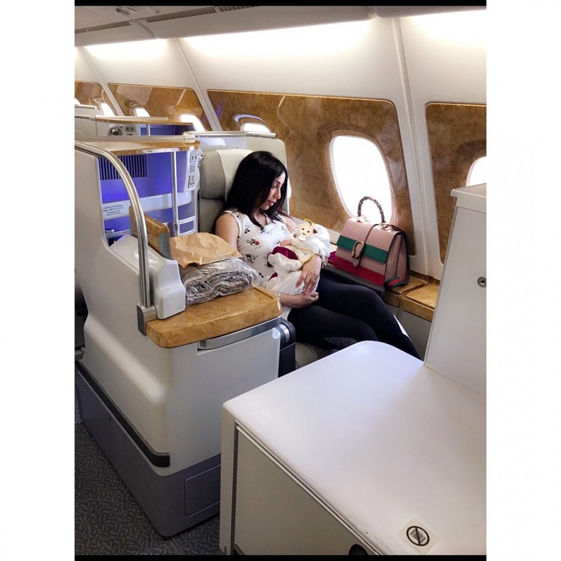 دنيا بطمة تحمل ابنتها غزل